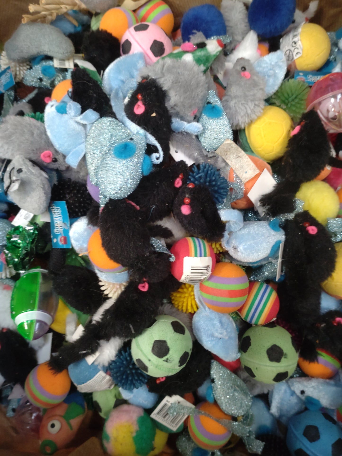 Mixed box of asotered mice and balls