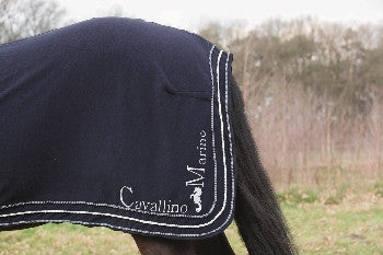 Fleecefilten - Atlantis - med 3 dekorativa snören