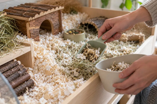 Hvor ofte skal man rense bur hos hamster, kanin og marsvin?